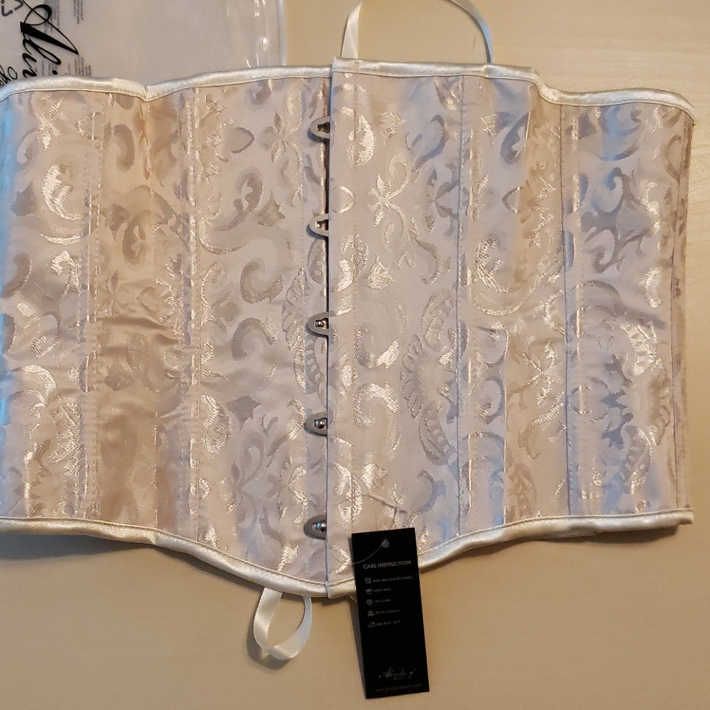 Corset - Picture 2 of 6